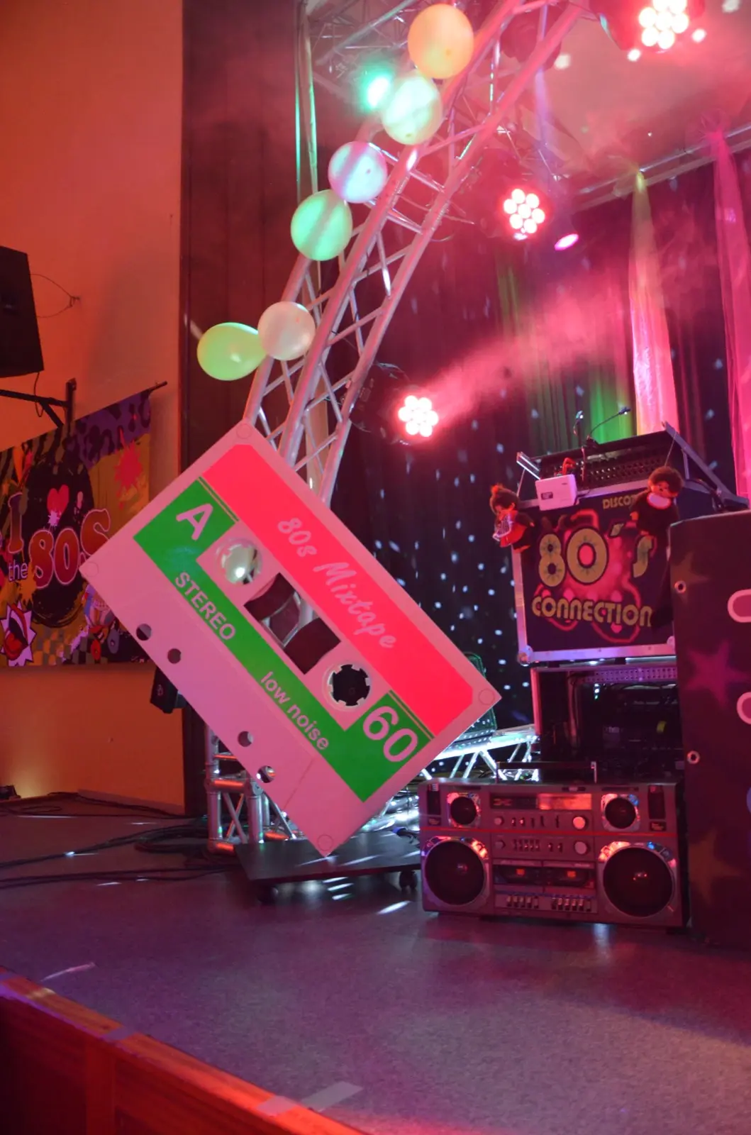 Überdimensionale Musikkassette als Dekoration