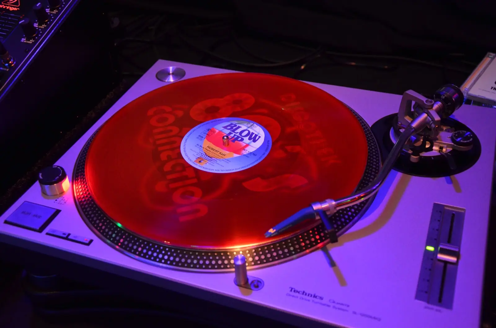 Plattenspieler mit roter Vinyl-Schallplatte