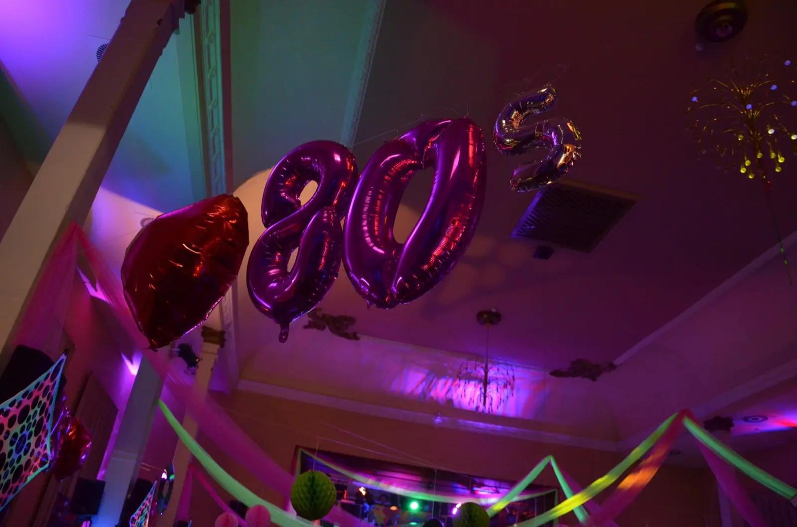 Ballons in Form der Zahl 80