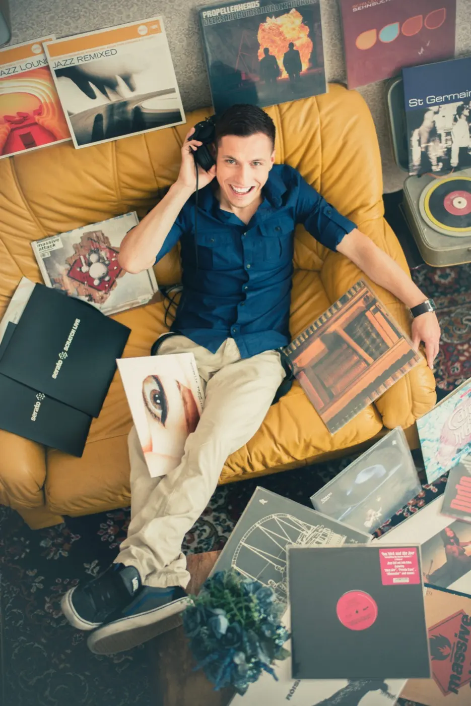 DJ A.X.L. umgeben von Schallplatten