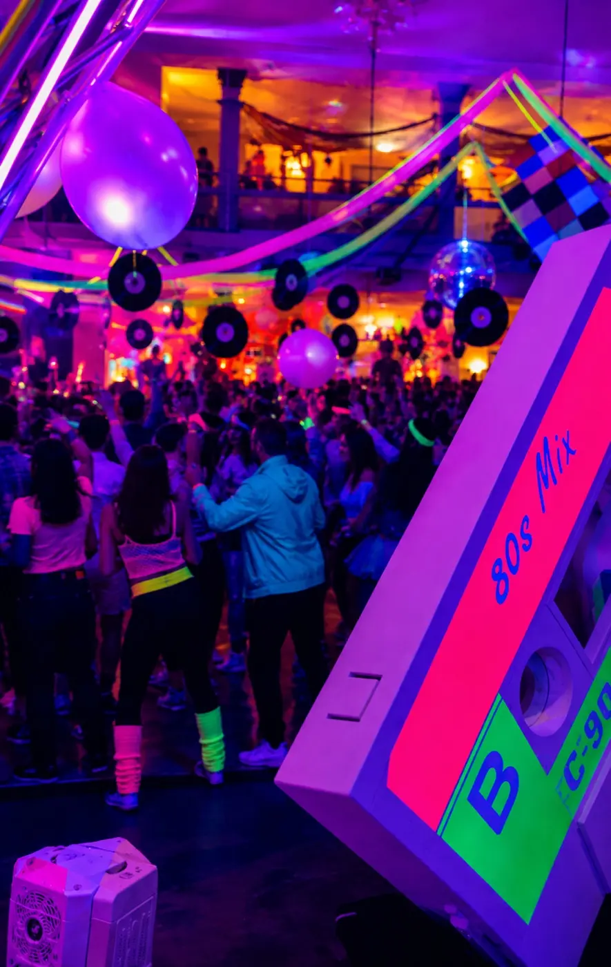 Gäste feiern auf der Fete „I Love the 80s“
